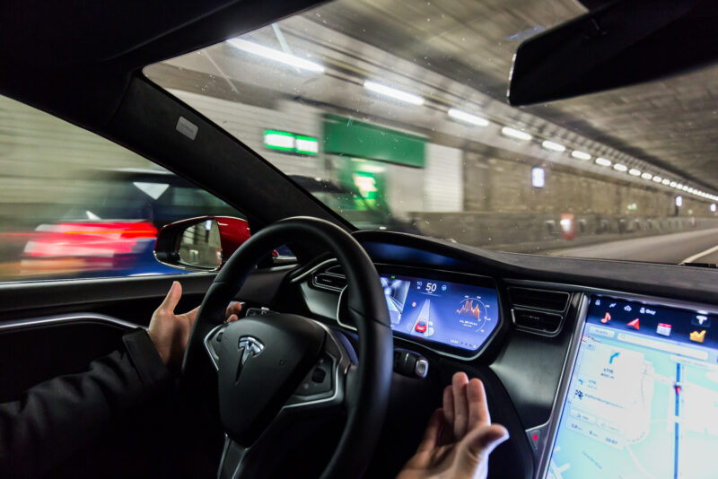 Autonoom rijden-Tesla in tunnel