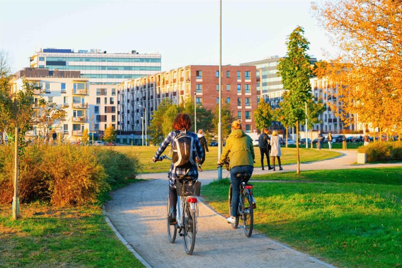 Twee fietsers in de herfst